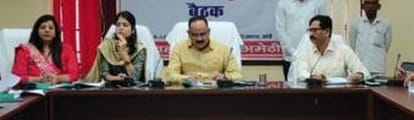 17 : गौरीगंज : कलेक्ट्रेट में बैठक करते डीएम। -संवाद
