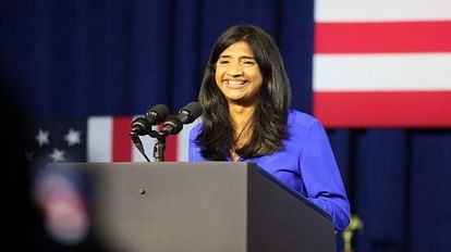 World News: Aruna, born in Hyderabad, took the oath of lieutenant governor in America by keeping her hand on Geeta. Aruna Miller