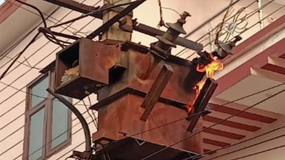 Aligarh News: ट्रांसफार्मर के झंपर जोड़ते समय एसएसओ ने की लाइन चालू, लाइनमैन करंट से झुलसा, दिल्ली रेफर SSO started the line while connecting the jumpers of the transformer