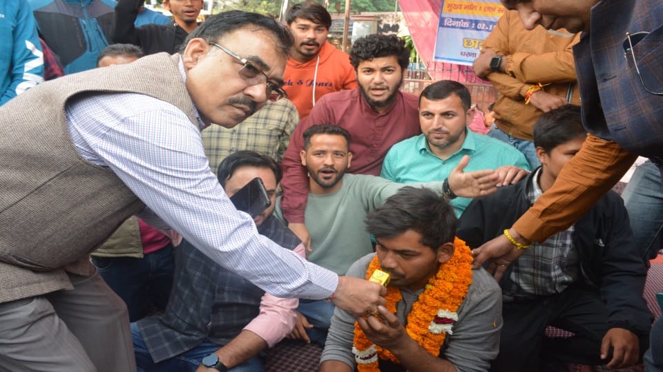 Dehradun news: Dav college two students High voltage drama on Mobile Tower photos