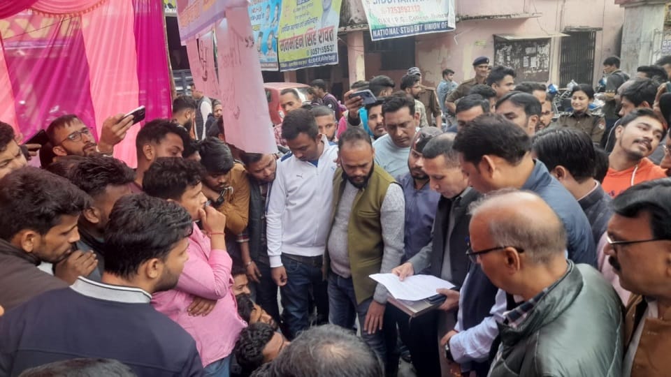 Dehradun news: Dav college two students High voltage drama on Mobile Tower photos