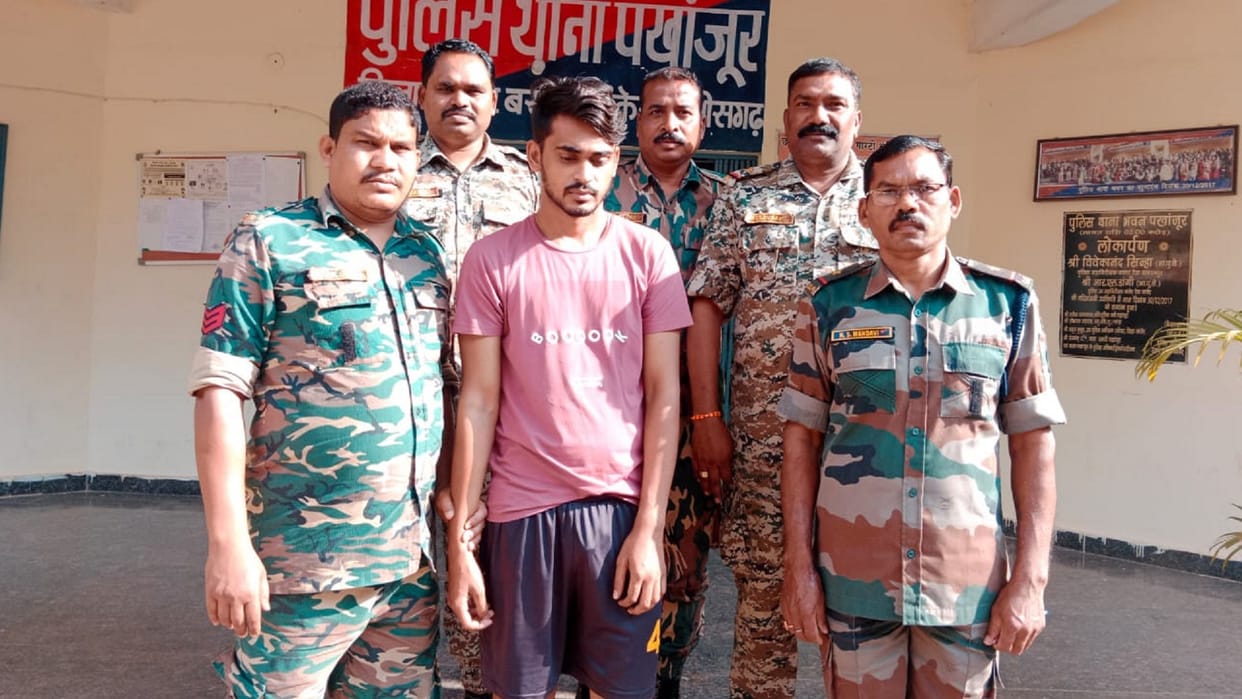 fraudster arrested in the name of recruitment in bastar fighters