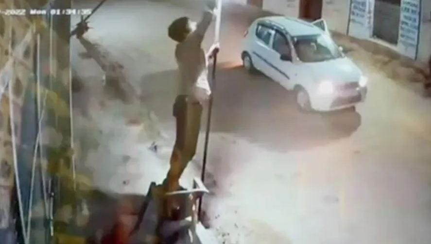 Thieves who came in a car in the dark of night stole the bulb from the side of the road in Rajasthan