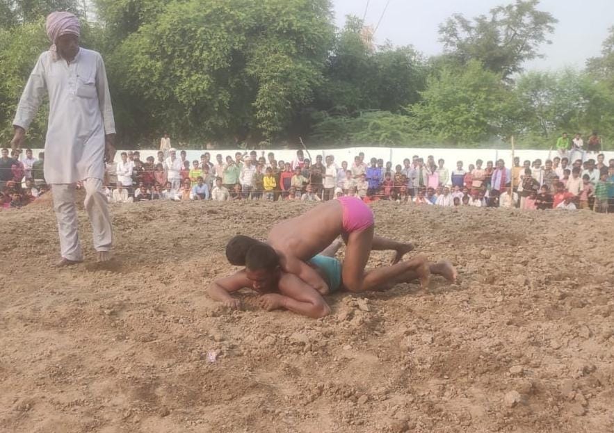 Banda: Wrestling in Punahur village, Pawan beat Sushil