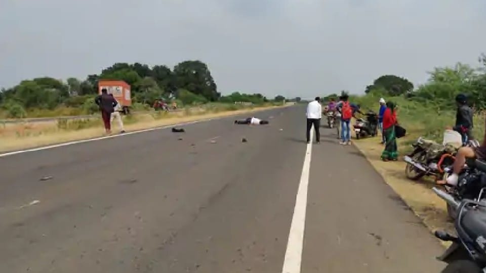 Guna: Two youths died in a road accident, Scooty collided with an unknown vehicle