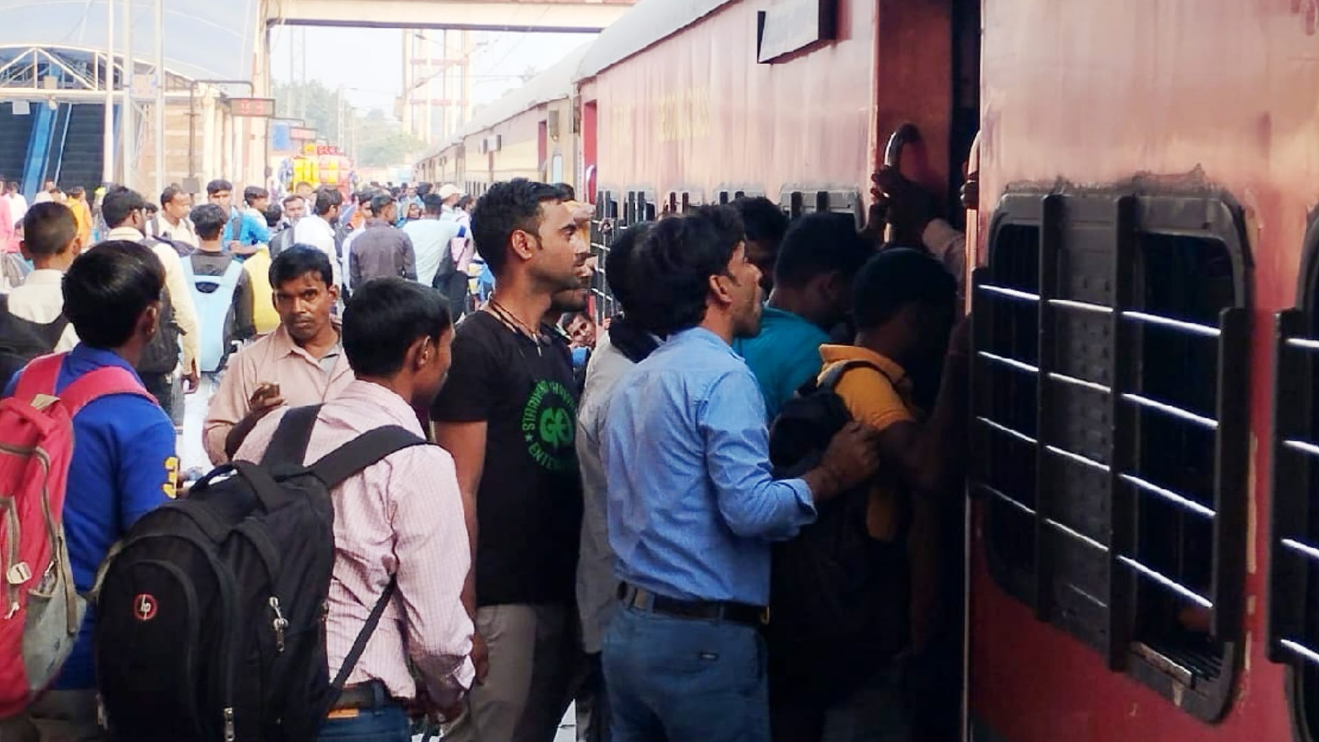Compulsion to travel while sitting on luggage stand when seat is full