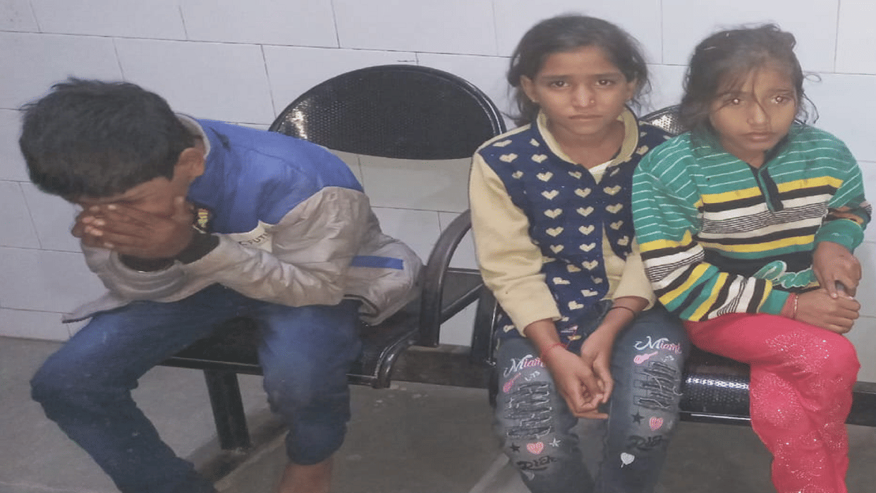 Rampur The family was returning after shaving the child due to the negligence of the driver vehicle overturned