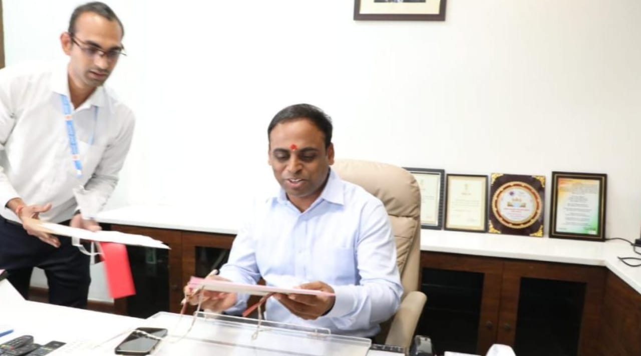 Indore New collector Ilaiyaraj T took charge