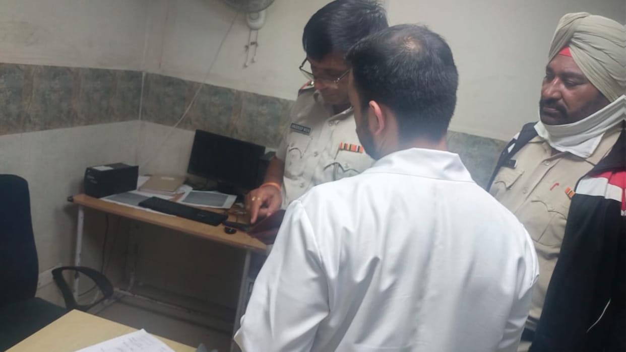 Ambala: In the emergency of Cantonment Civil Hospital, the attendants scuffle with two doctors