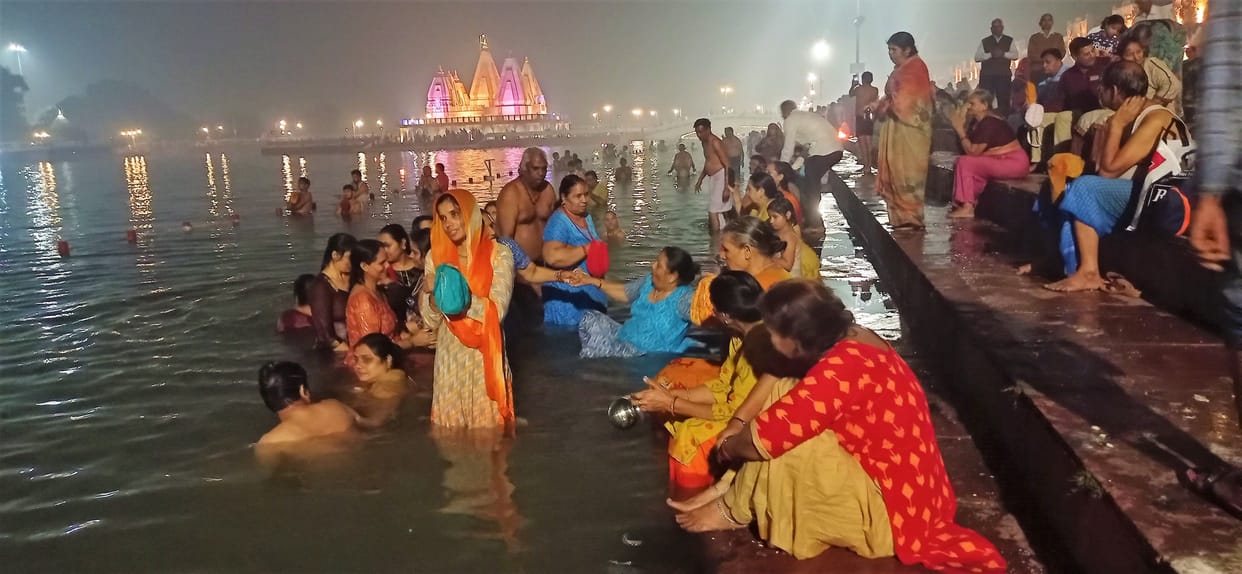 Devotees gathered at Brahmasarovar due to Kartik Purnima and lunar eclipse, worshiped with bath