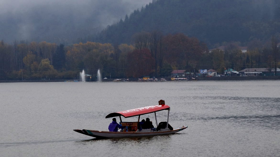 Jammu kashmir Weather news Rain and snowfall expected Pahalgam Gulmarg Leh night temp below zero