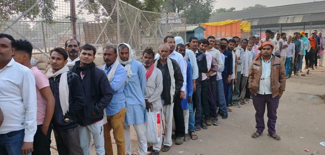 Banda: Farmers protested due to non-availability of fertilizers