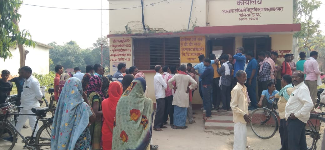 Uproar at the sub-station for electricity consumers