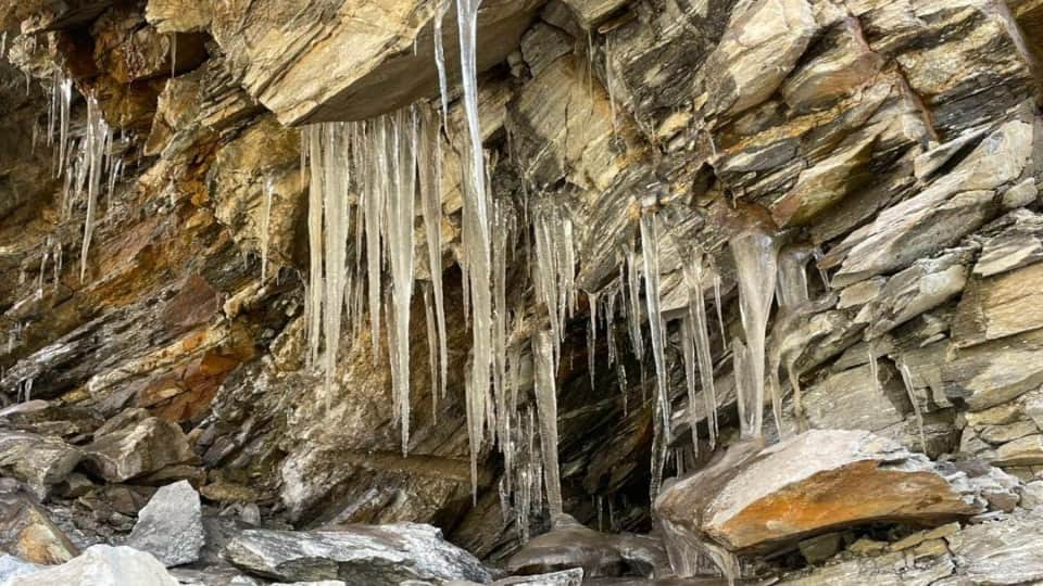 Uttarakhand weather Today: Snowfall in Badrinath and Waterfalls freeze in Niti valley photos