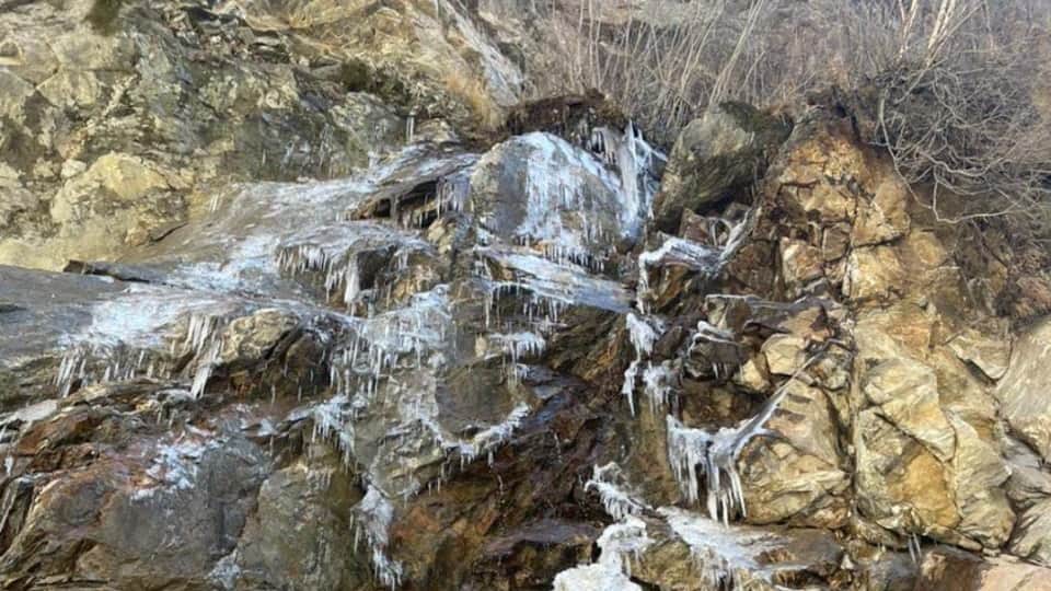 Uttarakhand weather Today: Snowfall in Badrinath and Waterfalls freeze in Niti valley photos