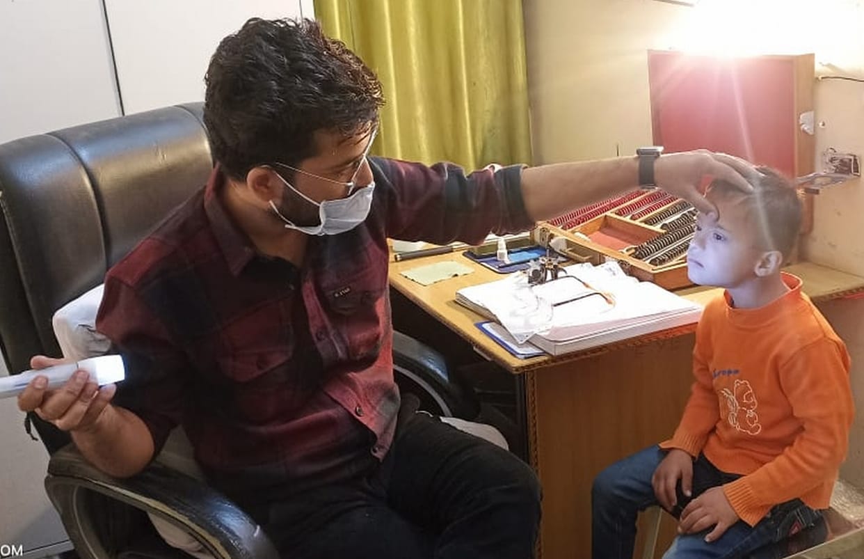 sirmaur news mobile use are harmful to eyes- about 120 opd in per day in nahan medical college