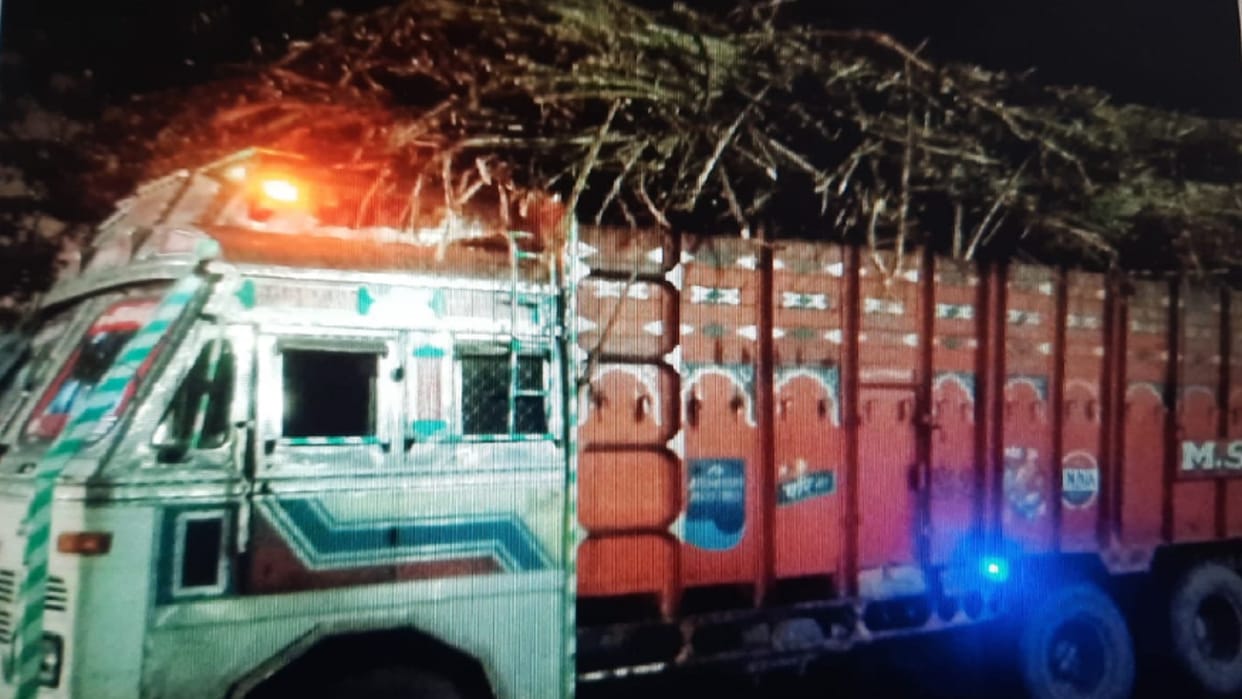 UP: Truck stuck in railway gate, traffic disrupted for 50 minutes, three trains affected