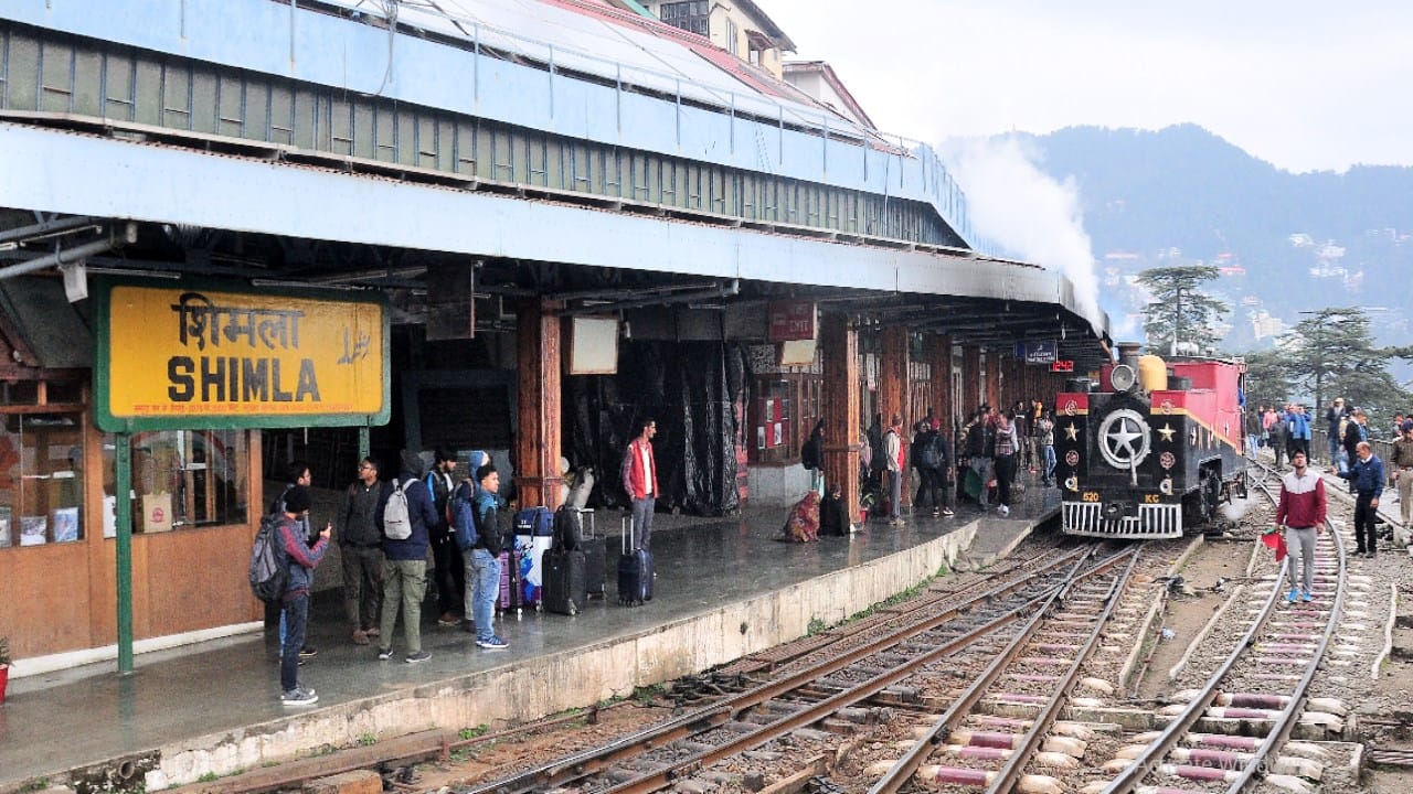 Mobile Or Purse Falls From Moving Train Know Indian Railway Complaint Helpline Number
