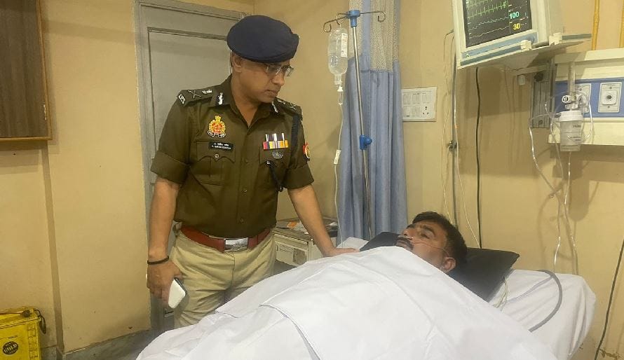 Challenge to Police in Varanasi criminal firing on chest of daroga saying that he became  goon
