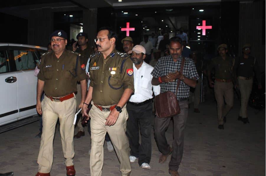 Challenge to Police in Varanasi criminal firing on chest of daroga saying that he became  goon