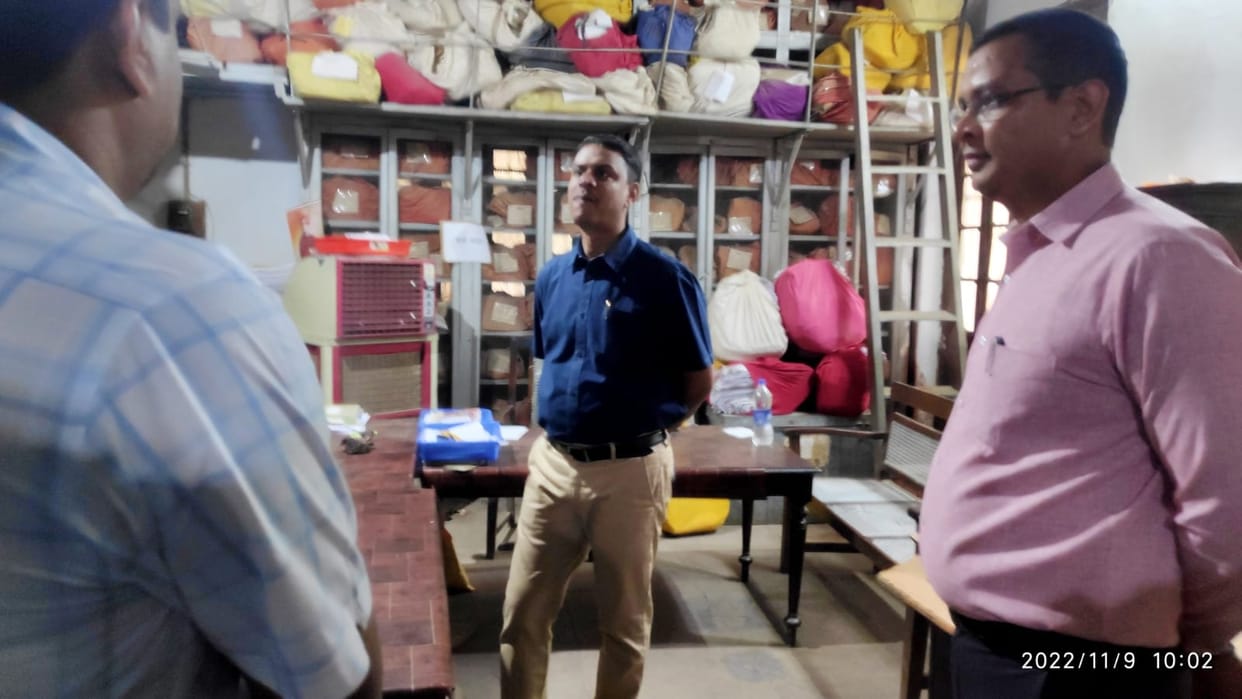 new DM of varanasi inspected collectorate office asked why so much dirty all employees kept silent