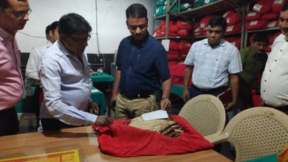 new DM of varanasi inspected collectorate office asked why so much dirty all employees kept silent