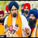 मीडिया से बातचीत करते बिक्रम सिंह मजीठिया।