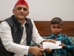 खजांची नाथ को लिफाफा देते पूर्व मुख्य मंत्री अखिलेश यादव। संवाद