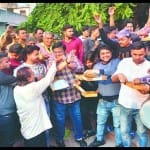 ताजगंज के लोगों ने बांटी मिठाई