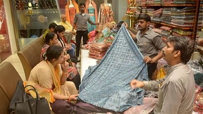 Shopkeepers selling bundles of ten rupee notes by blackmarketing them for more money in Sahalag in Agra