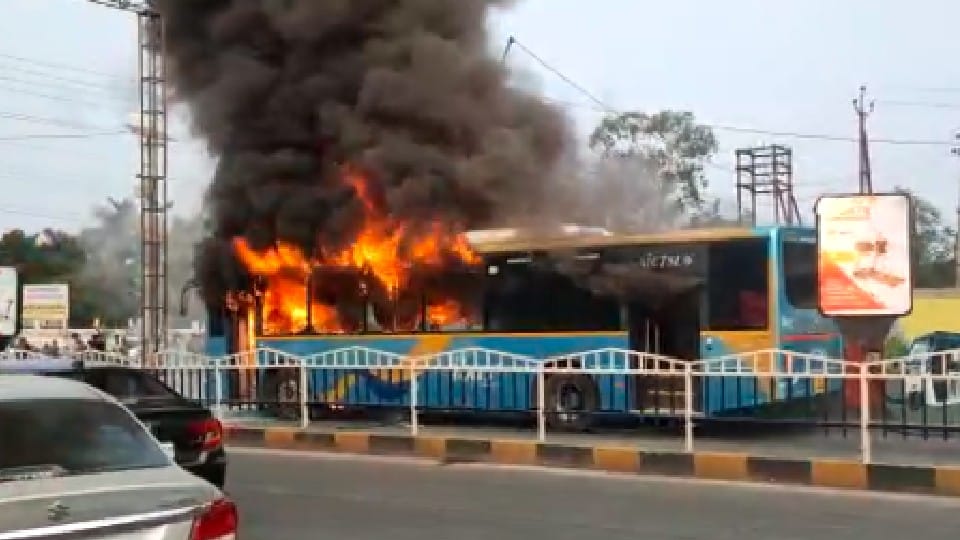 Fire in Ibus in Indore, major accident averted