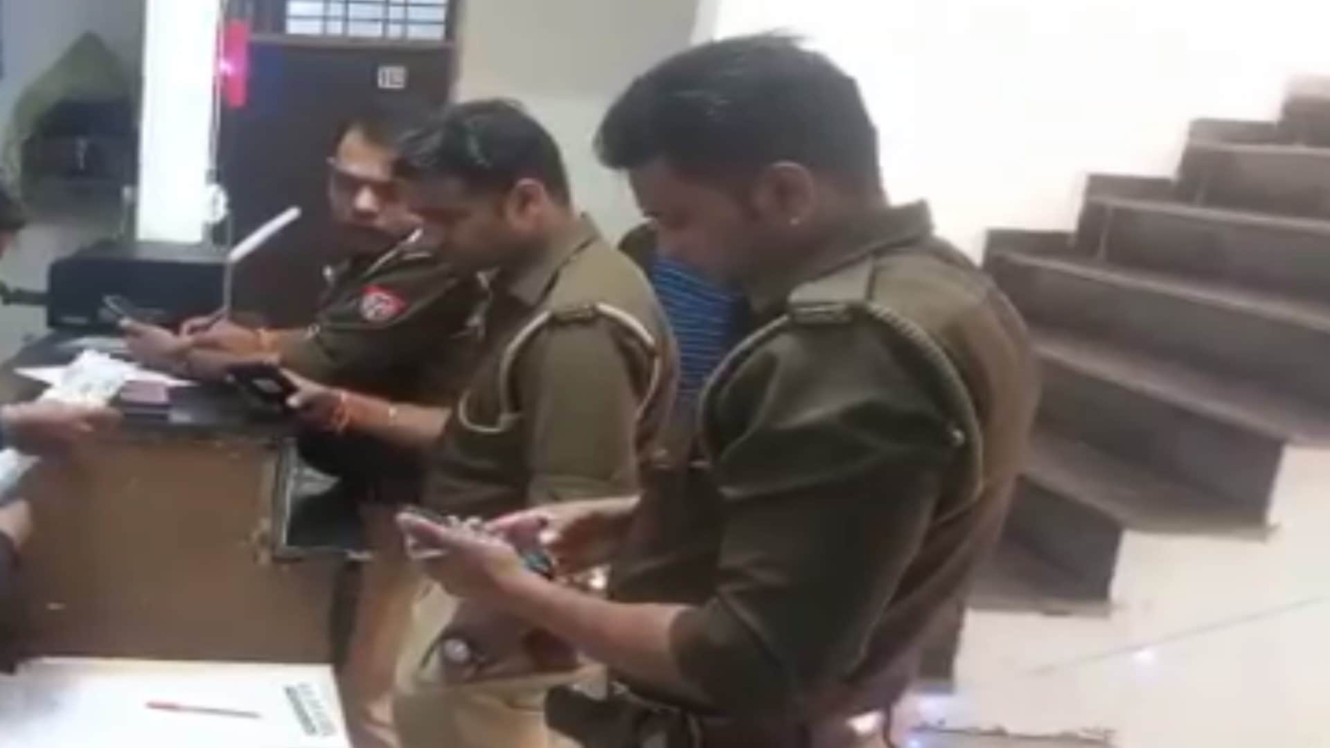 Baghpat : Police raid in Hotel and caught of many lover couple and owner arrested