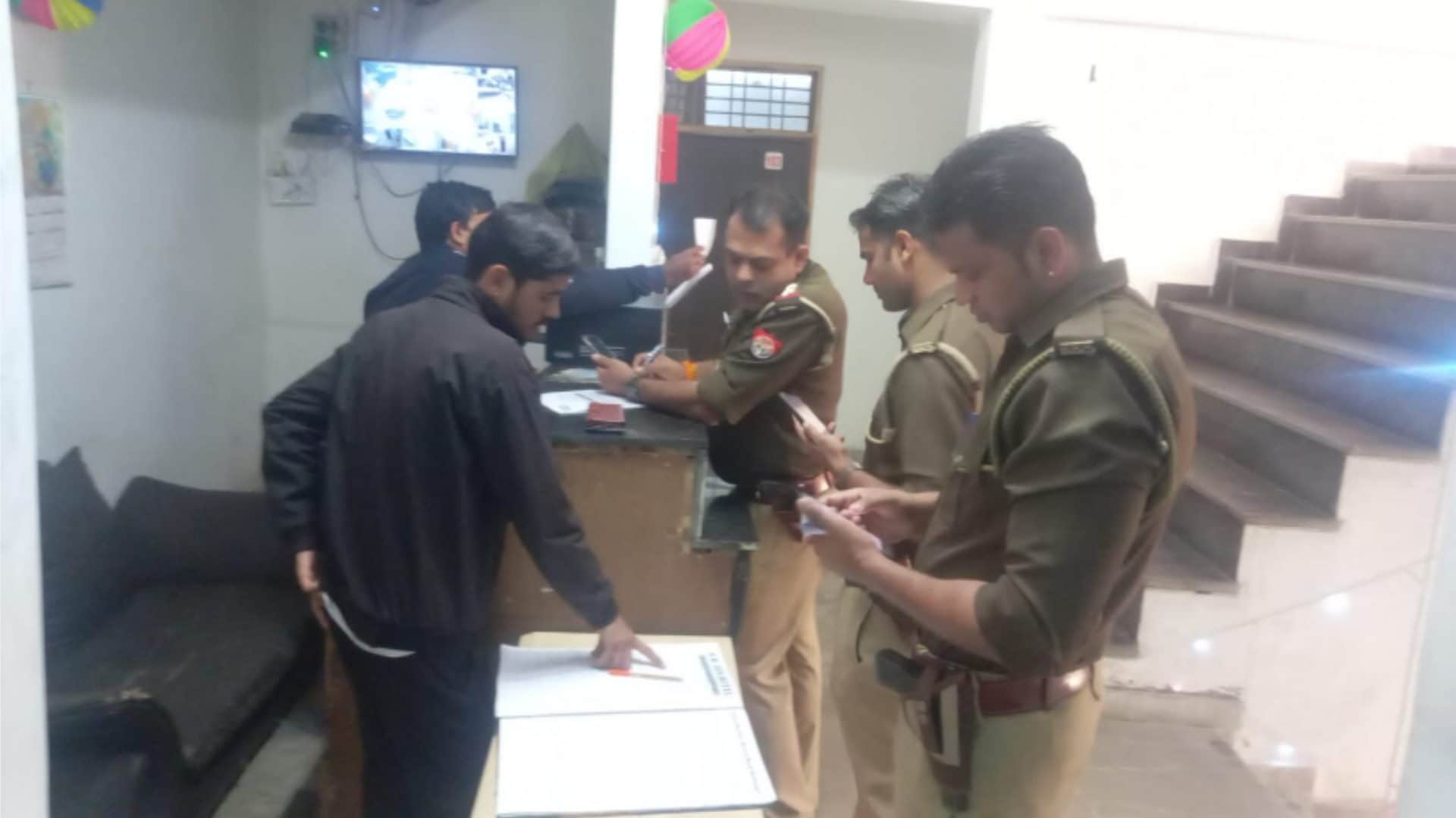 Baghpat : Police raid in Hotel and caught of many lover couple and owner arrested