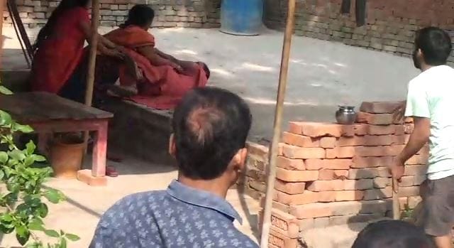 woman Gram pradhan slammed and beaten up by womens in Ballia video viral