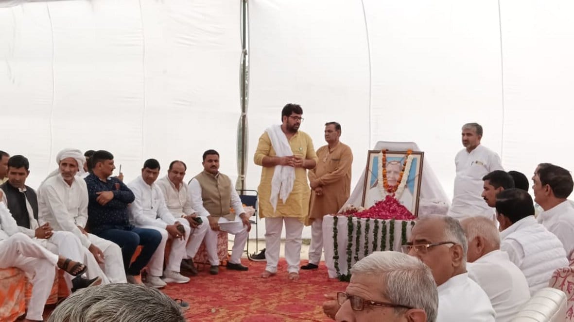 Leaders and others paid tribute