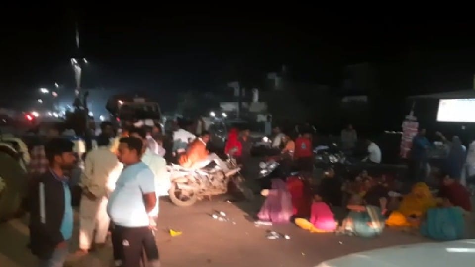 Damoh: Demonstration by keeping the dead body on the road for 10 hours