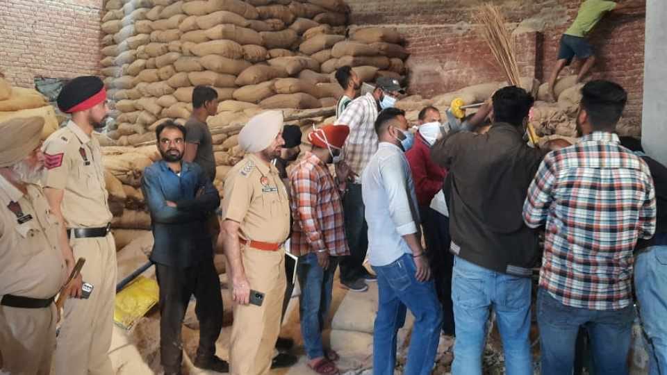 Two laborers who landed in the tank died of poisonous gas