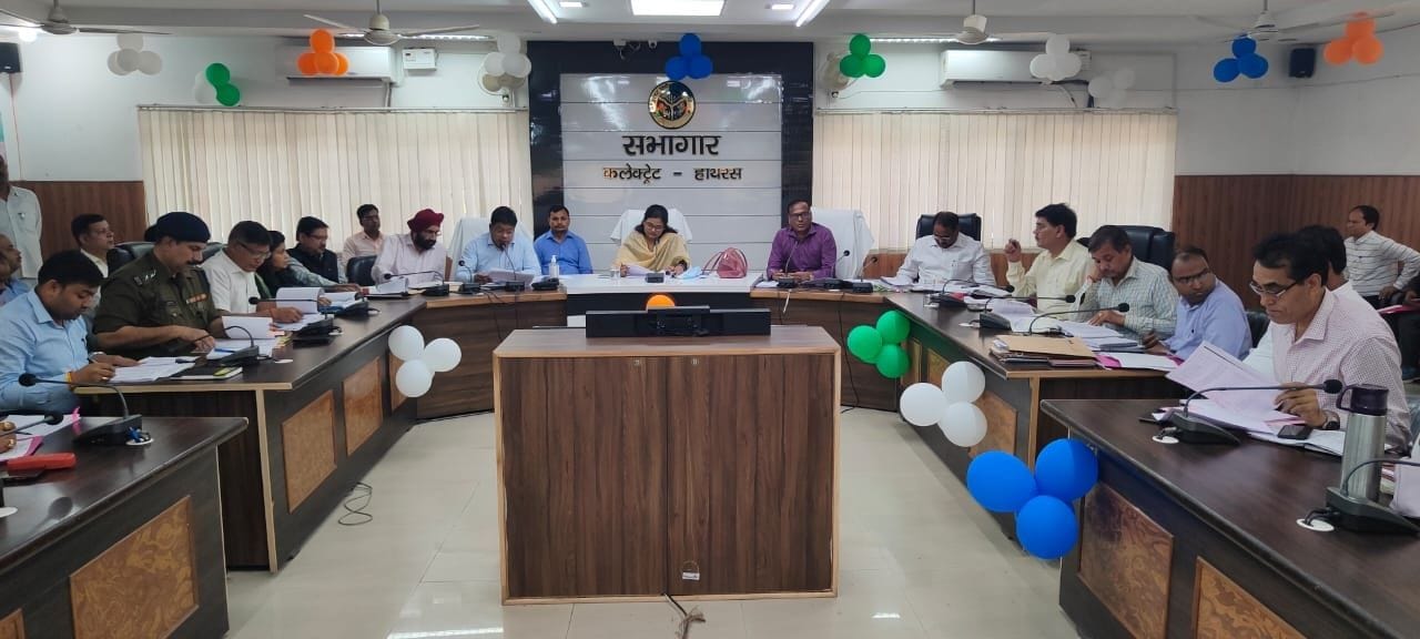 Hathras: DM expressed displeasure over negligence in disposal of complaints