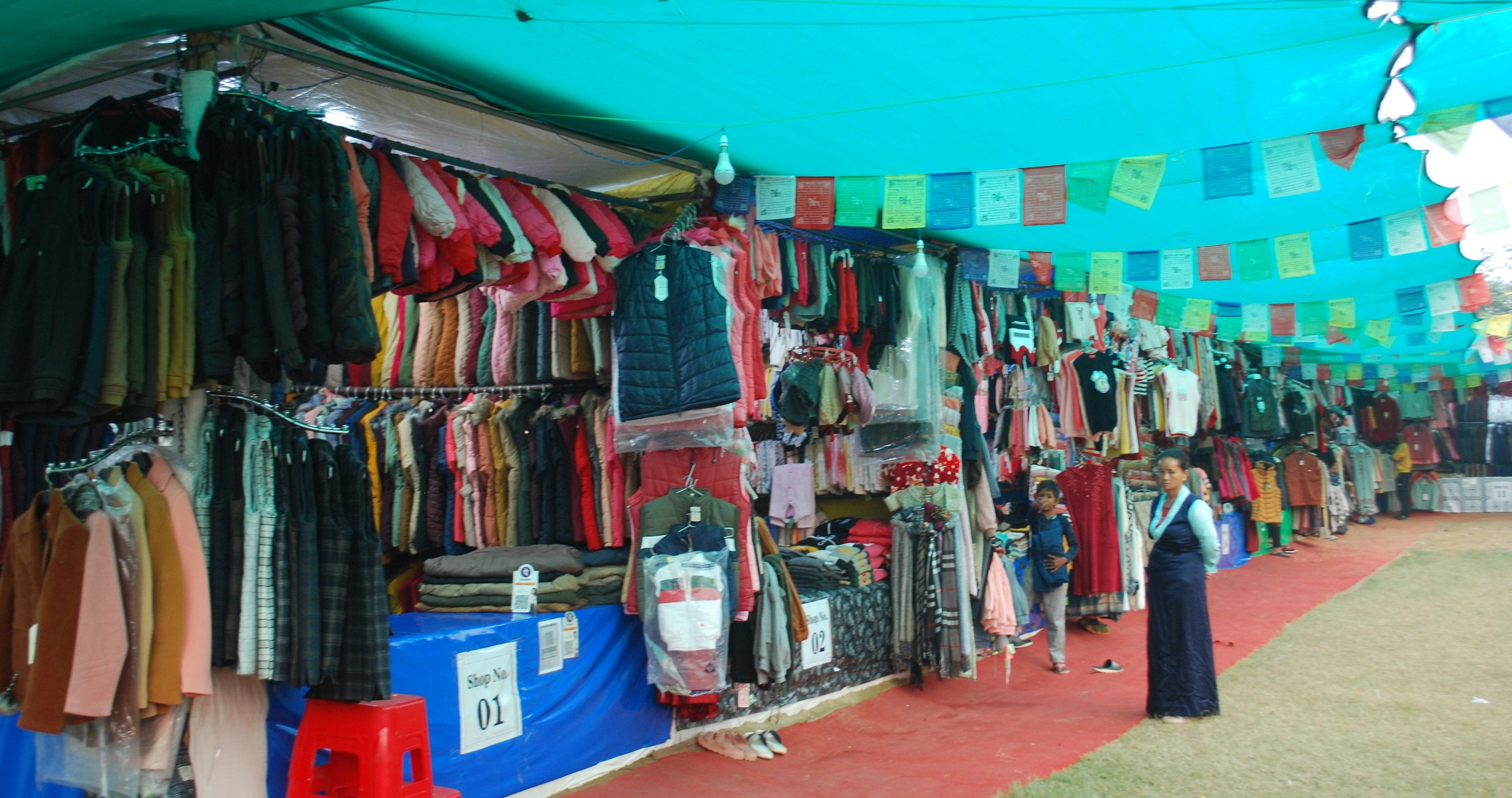 Hathras: As the cold rises, the purchase of warm clothes increased