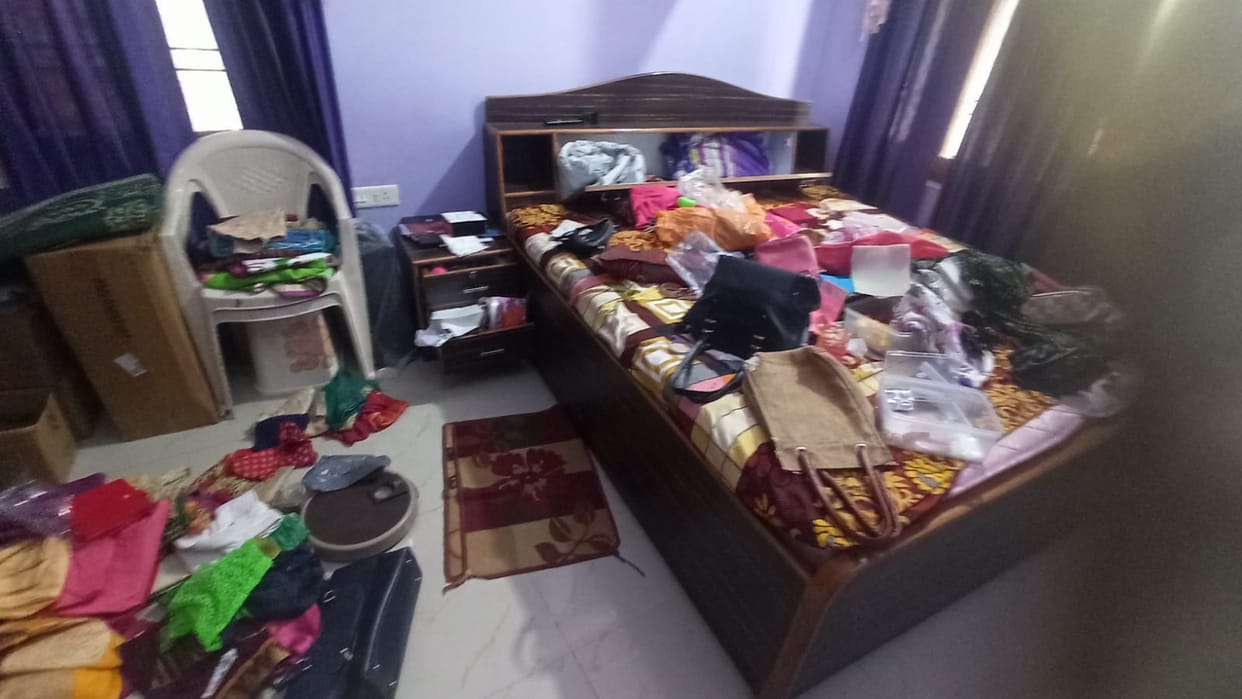 Lakhs of cash and jewelery stolen from doctors house in Orai