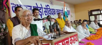 कुशीनगर में सद्भावना यात्रा को संबोधित करतीं सामाजिक कार्यकर्ता मेधा पाटकर। संवाद