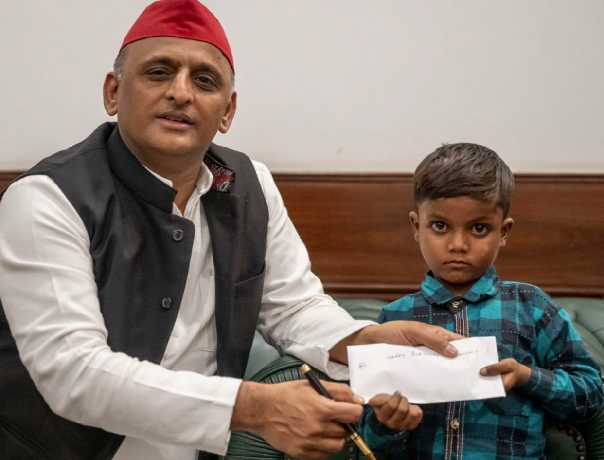 Kanpur Dehat: Former CM Akhilesh gave enveloped money to Khazanchi Nath, took a jibe at demonetisation