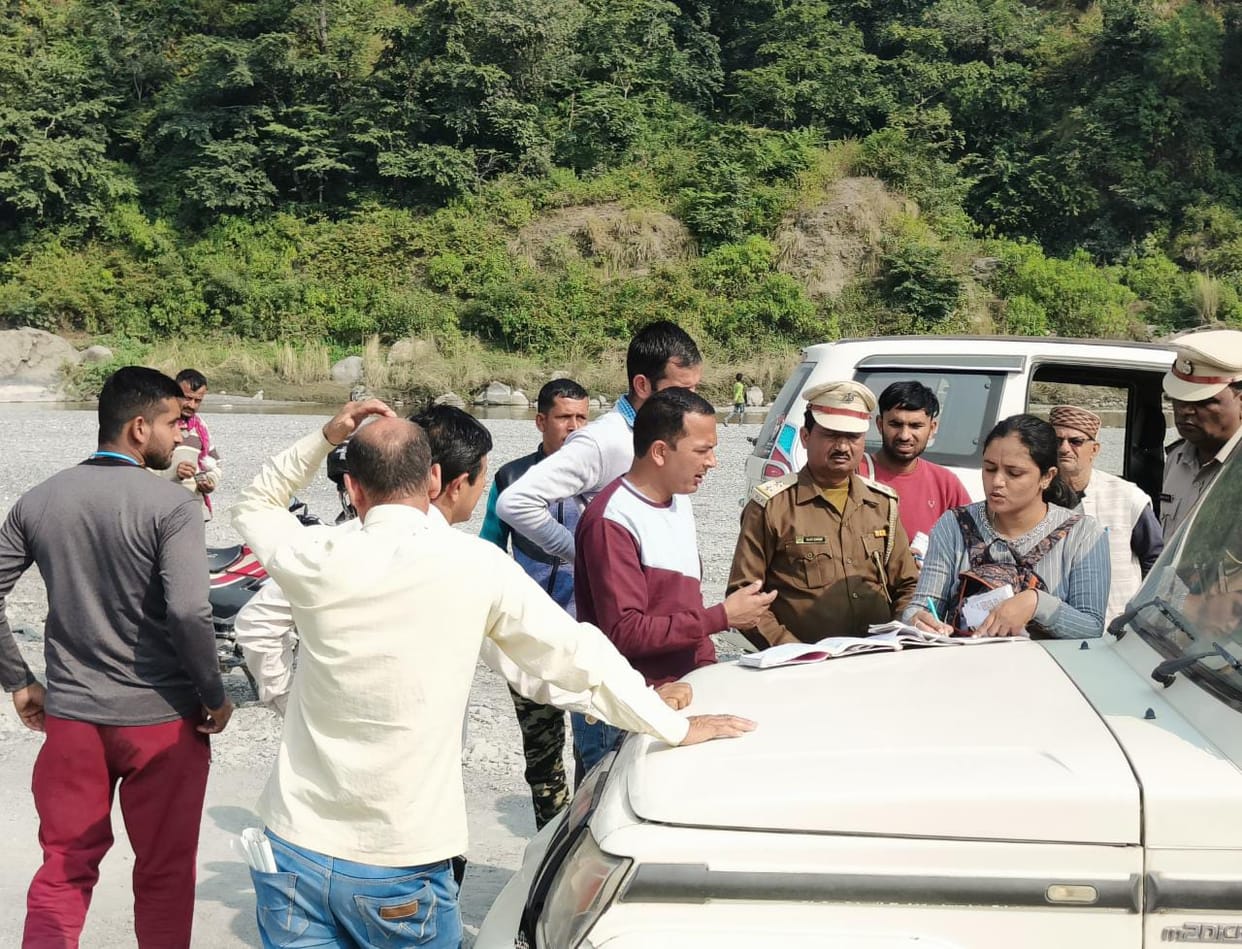 sirmaur news forest team  fine 37000 rupees to two vehicle owners in illegale minning case in ponta sahib