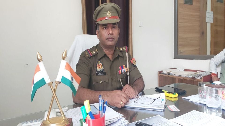 Policemen put a mark of honor on the uniform in Agra
