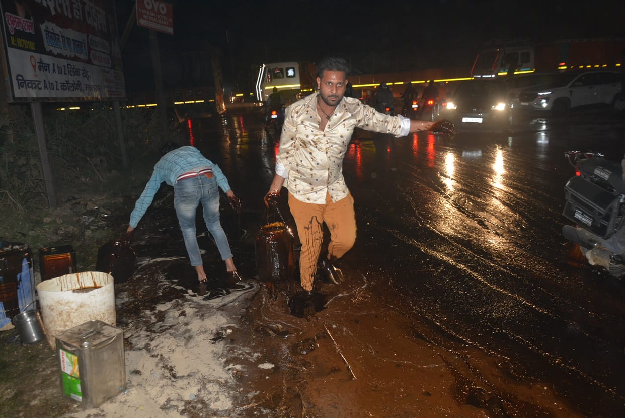 Lira spread due to overturning of tanker on Delhi-Doon highway, vehicles slipped, one and a half hour jam