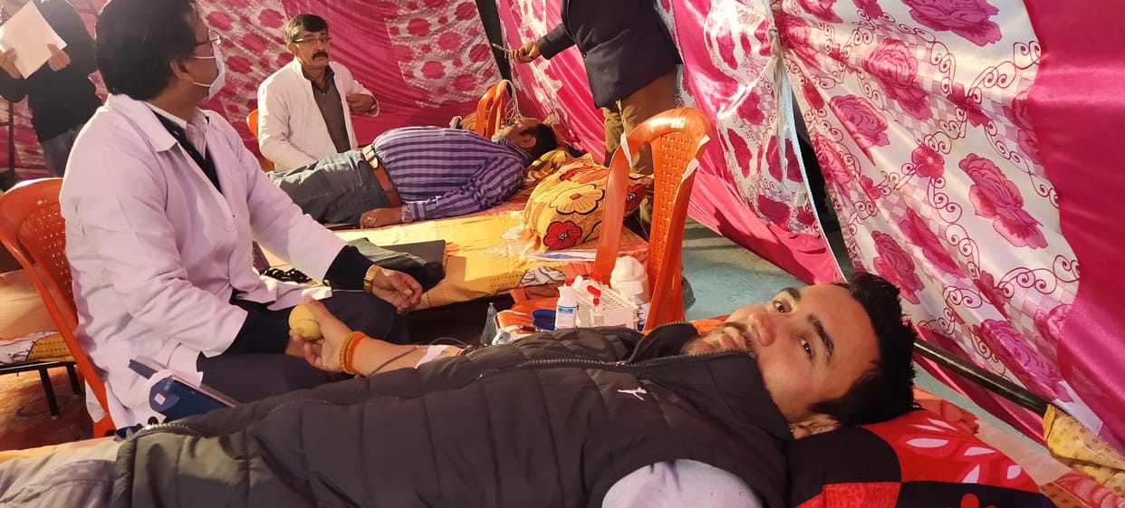 100 people donate blood