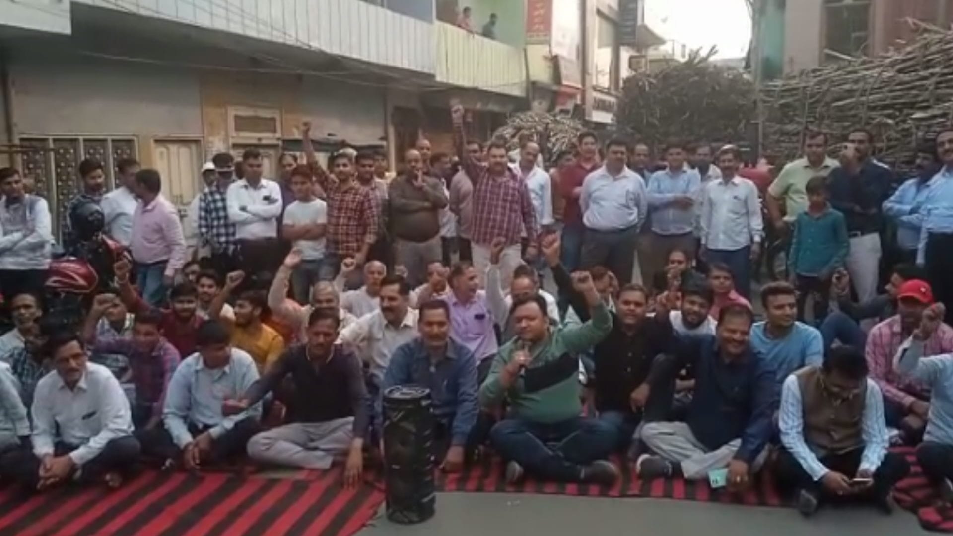 Shamli News: The jam problem of sugarcane vehicular reaches Lucknow, traders have warn to officers