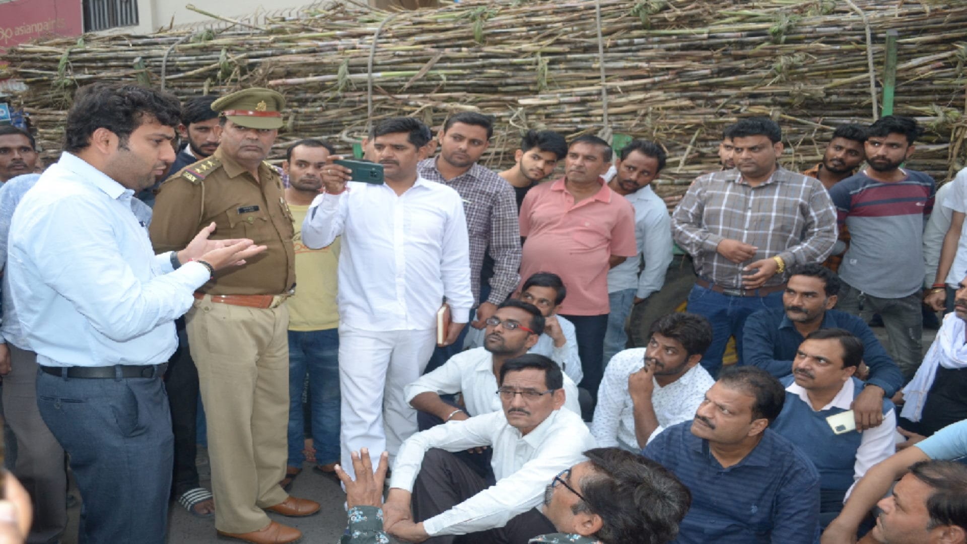 Shamli News: The jam problem of sugarcane vehicular reaches Lucknow, traders have warn to officers
