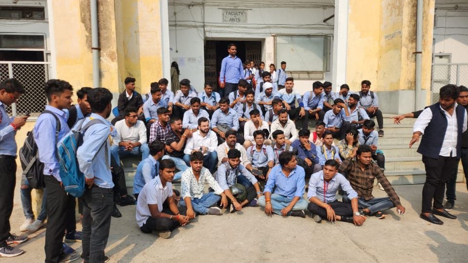 NSUI protested protest against indecency with student in Agra College