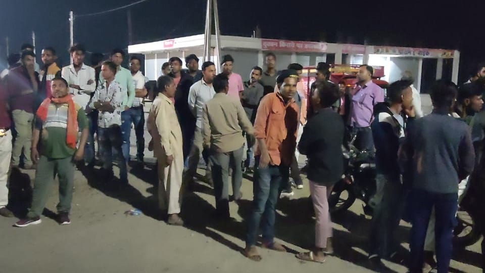 Damoh: Demonstration by keeping the dead body on the road for 10 hours